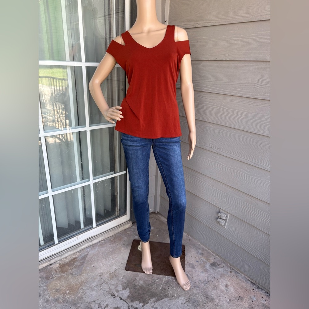 Bold Elements Rust Open Shoulder Top - Picture 2 of 7